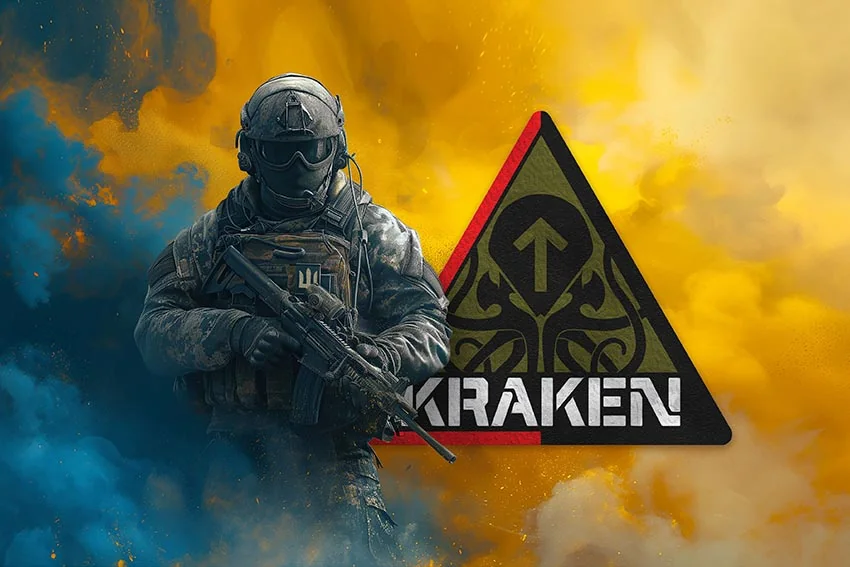 Боєць полку KRAKEN на тлі емблеми з попередженням для Білорусі