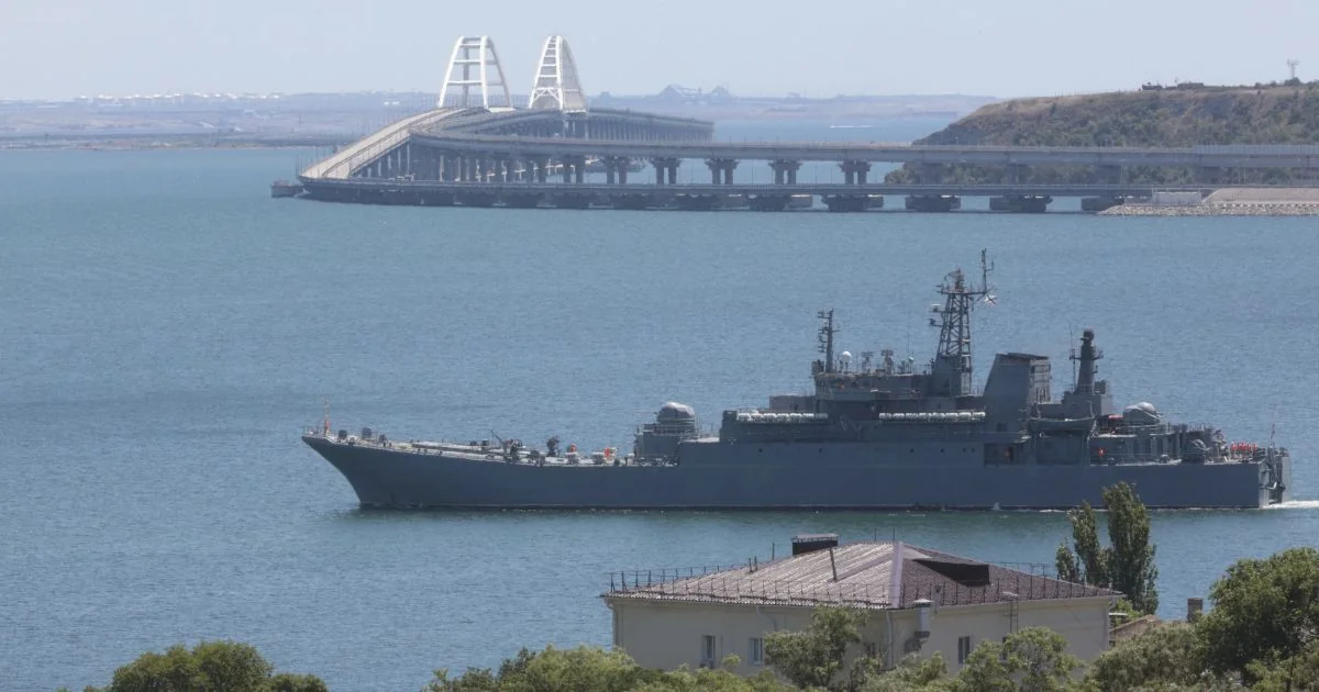 Військовий корабель на тлі Кримського мосту в акваторії Чорного моря