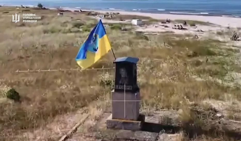 Синьо-жовтий прапор на Кінбурнській косі біля меморіалу загиблим
