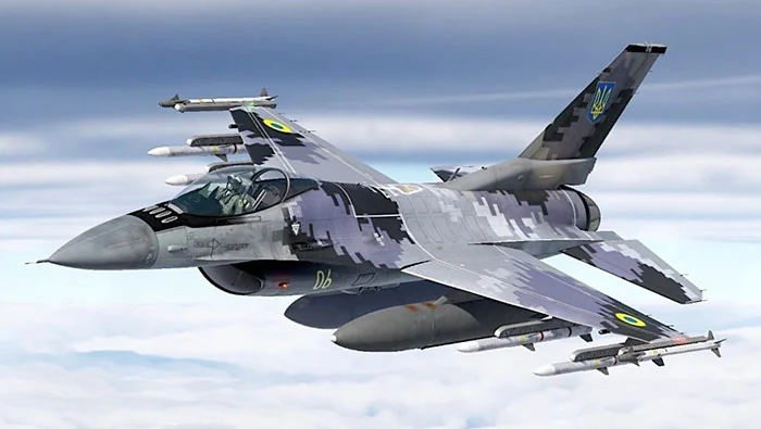 Винищувач F-16 з українськими позначками озброєний ракетами у польоті