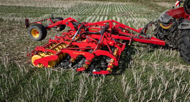 Червоний дисковий культиватор Väderstad Carrier XT 625 з жовтими дисками на стерні поля
