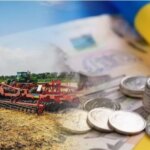 Трактори й дискова борона на полі, українські банкноти та монети на тлі прапора