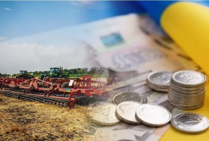 Трактори й дискова борона на полі, українські банкноти та монети на тлі прапора