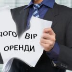Чоловік у костюмі розриває папір із написом договір оренди
