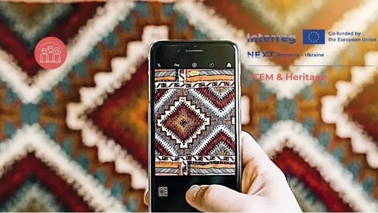Рука тримає смартфон і фотографує геометричний орнамент традиційного килима